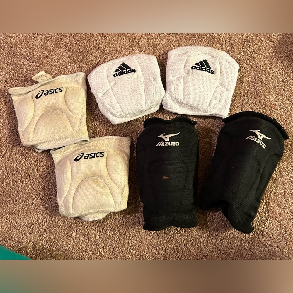 3 pairs of knee pads .. can sell seperate y